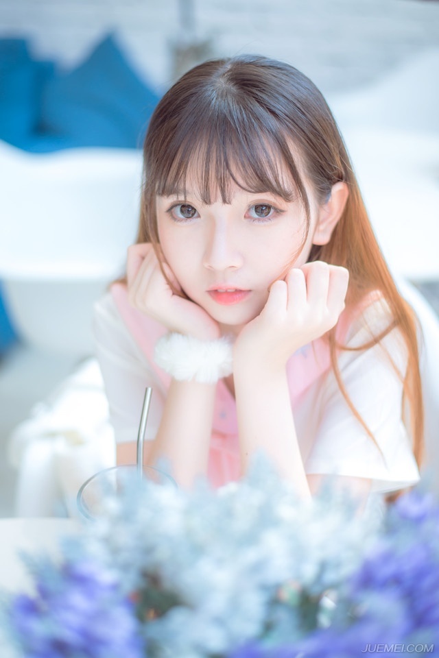 张任正在营帐里查看军饷数目，突然得知刘璝回来，也是心中一喜，自刘璝离开这一个多月来，张任的日子不太好过，不断有不利的言论从成都那边传来，一开始只是将领，到后来，这些不利的言论已经开始向军中蔓延，尤其是不少将领也在其中煽风点火，若非张任有足够的威望暂时镇压得住，这阆中大营不用敌人来攻，恐怕自己就得先乱了。